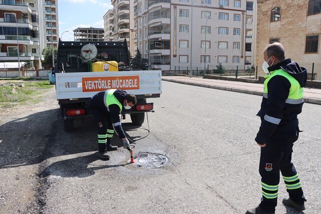 Büyükşehi̇r’den Si̇vri̇si̇nek Ve Haşerelere Karşi Yoğun Mesai̇ (1)-1