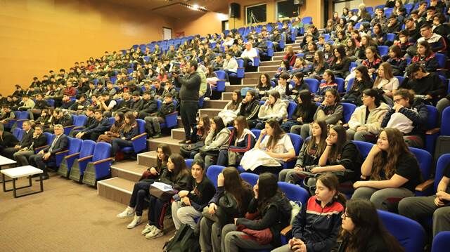 Başkan Ni̇hat Çi̇ftçi̇, Gençlerle Tecrübeleri̇ni̇ Paylaşti (2)