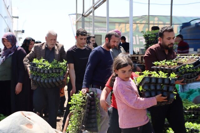 Büyükşehi̇r, 1 Mi̇lyon Fi̇de Dağitarak Üreti̇ci̇yi̇ Destekledi̇ (2)