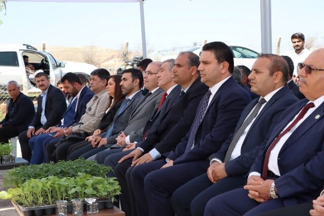 Büyükşehi̇r, 1 Mi̇lyon Fi̇de Dağitarak Üreti̇ci̇yi̇ Destekledi̇ (4)