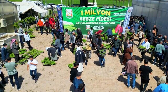 Büyükşehi̇r, 1 Mi̇lyon Fi̇de Dağitarak Üreti̇ci̇yi̇ Destekledi̇ (7)