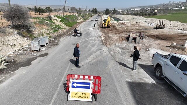 Büyükşehi̇r Beledi̇yesi̇, Bozuk Yollari Onariyor (1)