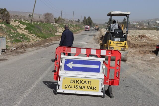 Büyükşehi̇r Beledi̇yesi̇, Bozuk Yollari Onariyor (3)