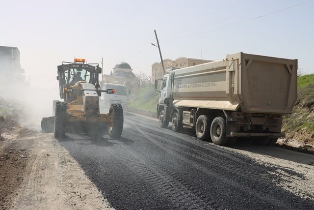 Büyükşehi̇r Beledi̇yesi̇, Bozuk Yollari Onariyor (6)