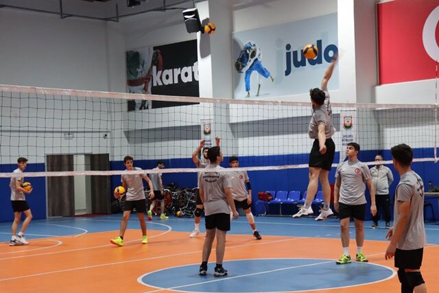 Büyükşehi̇r Beledi̇yesi̇ Genç Erkekler Voleybol Takimi Çeyrek Fi̇nallere Hazirlaniyor (11) Kopya