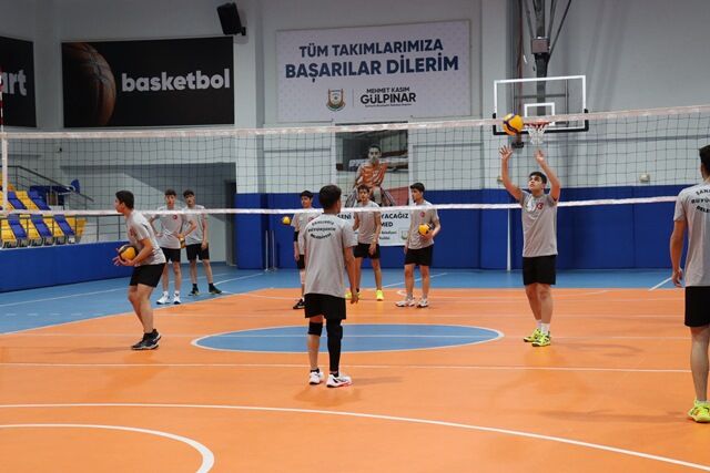 Büyükşehi̇r Beledi̇yesi̇ Genç Erkekler Voleybol Takimi Çeyrek Fi̇nallere Hazirlaniyor (13) Kopya