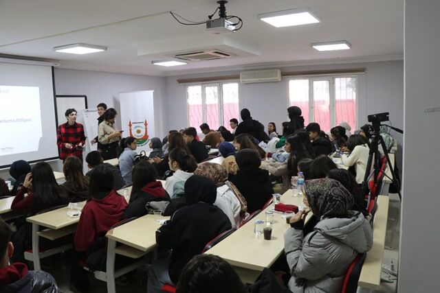 Büyükşehi̇r’den Gençlere Gelecek Odakli Eği̇ti̇m Hamlesi̇ (7)