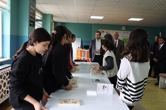 Büyükşehi̇r’den Kütüphaneler Haftasinda Ki̇tap Okuma Etki̇nli̇ği̇ (12)