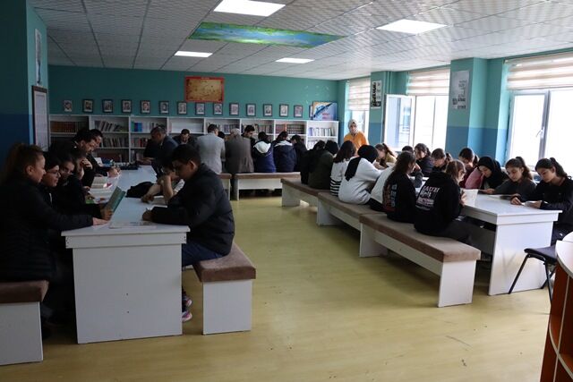 Büyükşehi̇r’den Kütüphaneler Haftasinda Ki̇tap Okuma Etki̇nli̇ği̇ (13)