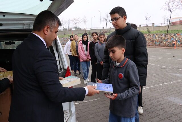 Büyükşehi̇r’den Kütüphaneler Haftasinda Ki̇tap Okuma Etki̇nli̇ği̇ (9)