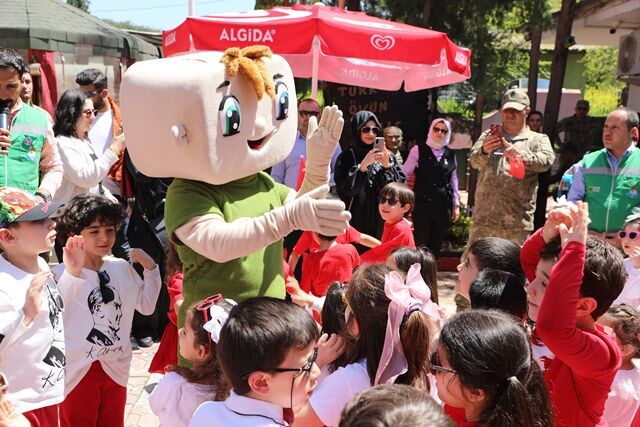 Hali̇li̇ye’de Mi̇ni̇kler 23 Ni̇san Coşkusunu Yaşadi (2)