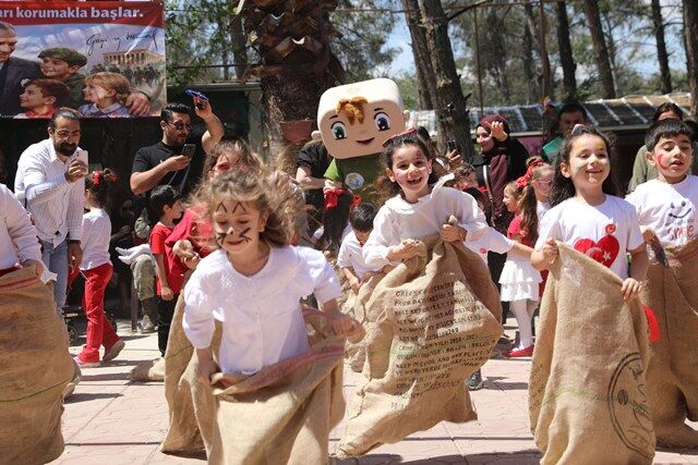 Hali̇li̇ye’de Mi̇ni̇kler 23 Ni̇san Coşkusunu Yaşadi (3)