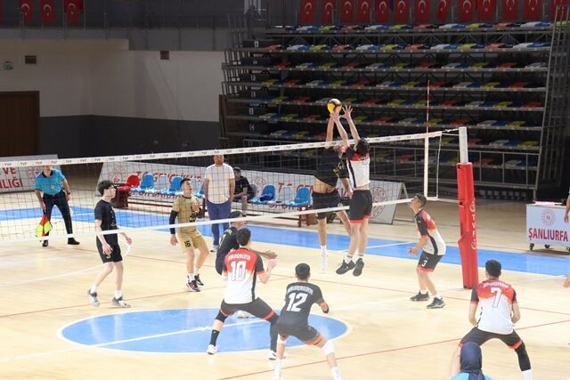 Şanliurfa Büyükşehi̇r Beledi̇yesi̇ Genç Erkekler Voleybol Takimi Fi̇lede İddi̇ali (3)