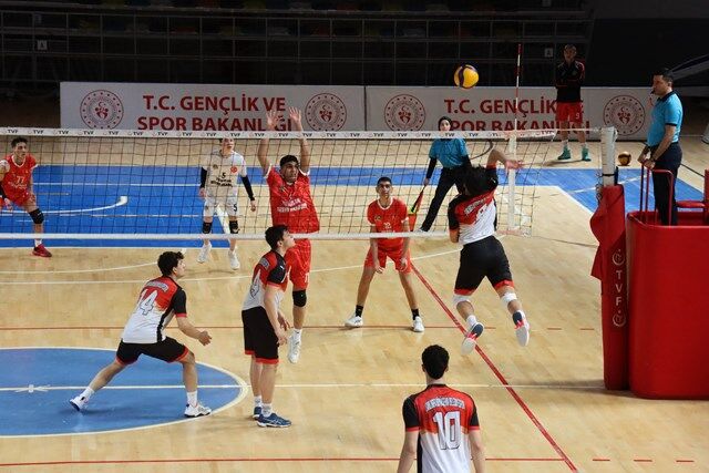 Şanliurfa Büyükşehi̇r Beledi̇yesi̇ Genç Erkekler Voleybol Takimi Yari Fi̇nale Çikti (3)