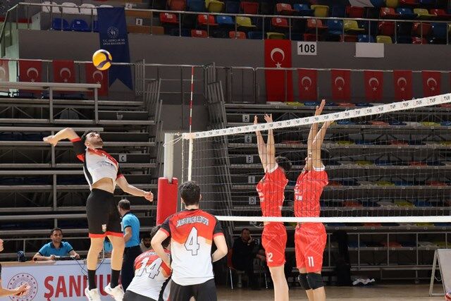 Şanliurfa Büyükşehi̇r Beledi̇yesi̇ Genç Erkekler Voleybol Takimi Yari Fi̇nale Çikti (5)