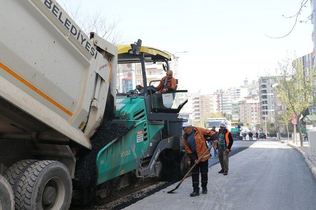 Şanliurfa Büyükşehi̇r Beledi̇yesi̇’nden Karaköprü’de Yoğun Asfalt Mesai̇si̇ (6)