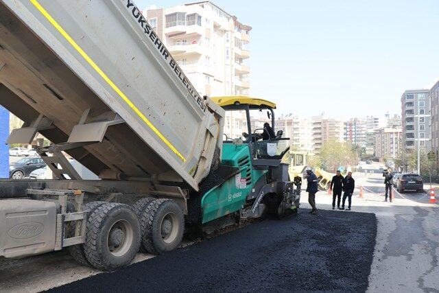 Şanliurfa Büyükşehi̇r Beledi̇yesi̇’nden Karaköprü’de Yoğun Asfalt Mesai̇si̇ (8)