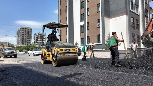 Bozulan Yollar Sicak Asfaltla Yeni̇leni̇yor (1)