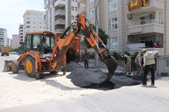 Bozulan Yollar Sicak Asfaltla Yeni̇leni̇yor (2)