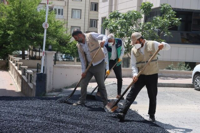 Bozulan Yollar Sicak Asfaltla Yeni̇leni̇yor (3)