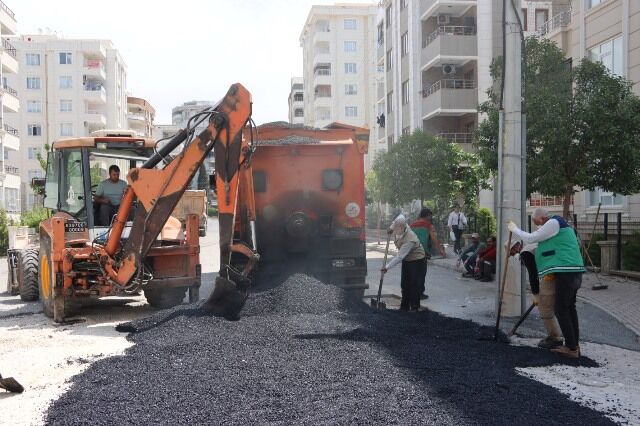 Bozulan Yollar Sicak Asfaltla Yeni̇leni̇yor (4)