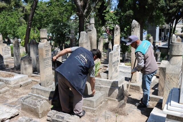 Büyükşehi̇r Eki̇pleri̇ Mezarliklari Bayrama Hazirladi (8)