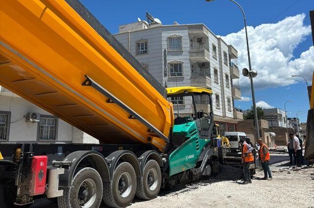 Büyükşehi̇r, Uğur Boran Caddesi̇’nde Asfalt Seri̇mi̇ne Başladi (3)