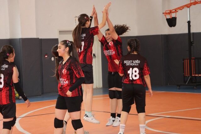 Karaköprü’de Voleybol Heyecani Başladi! (2)