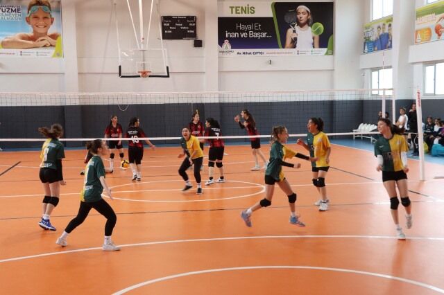 Karaköprü’de Voleybol Heyecani Başladi! (4)