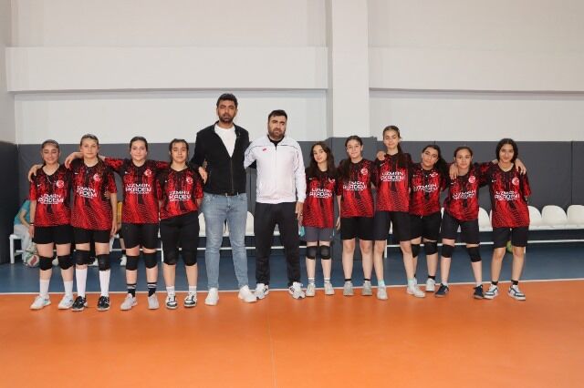 Karaköprü’de Voleybol Heyecani Başladi! (5)