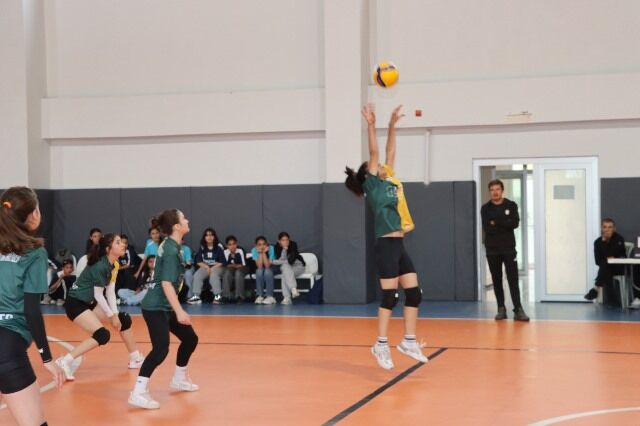 Karaköprü’de Voleybol Heyecani Başladi! (7)