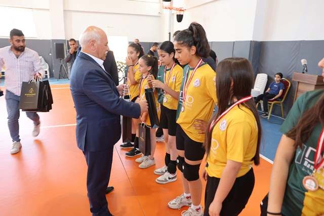 Kköprübld Karaköprü’de Ortaokullar Arası Voleybol Turnuvası Coşkulu Finalle Sona Erdi (6)