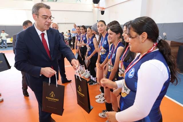 Kköprübld Karaköprü’de Ortaokullar Arası Voleybol Turnuvası Coşkulu Finalle Sona Erdi (8)