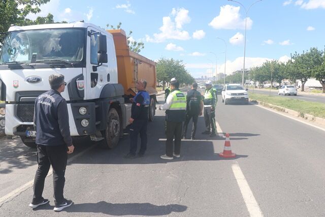Şanliurfa Büyükşehi̇r Beledi̇yesi̇’nden Hafri̇yat Deneti̇mleri̇ne Siki Taki̇p (6)