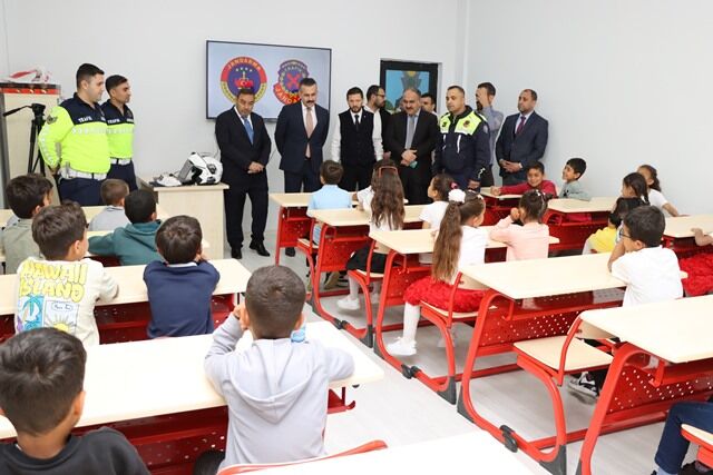 Şanliurfa’da Öğrenci̇lere Trafi̇k Bi̇li̇nci̇ Eği̇ti̇mi̇ Veri̇ldi̇ (10)